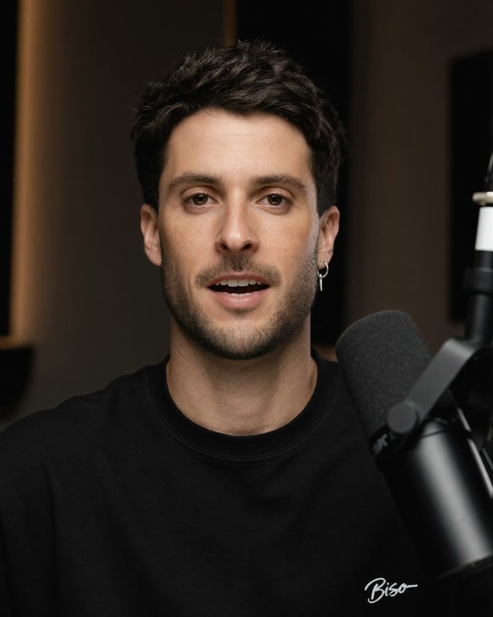 Juanma, el clon de inteligencia artificial de Juan Ma Real, en un estudio de podcast